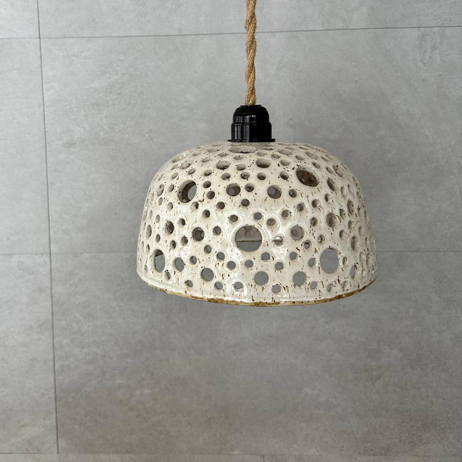 Keramik Pendelleuchte BOHEMIAN White, höhere Form, Lochstruktur, Bakelit-Fassung schwarz E27