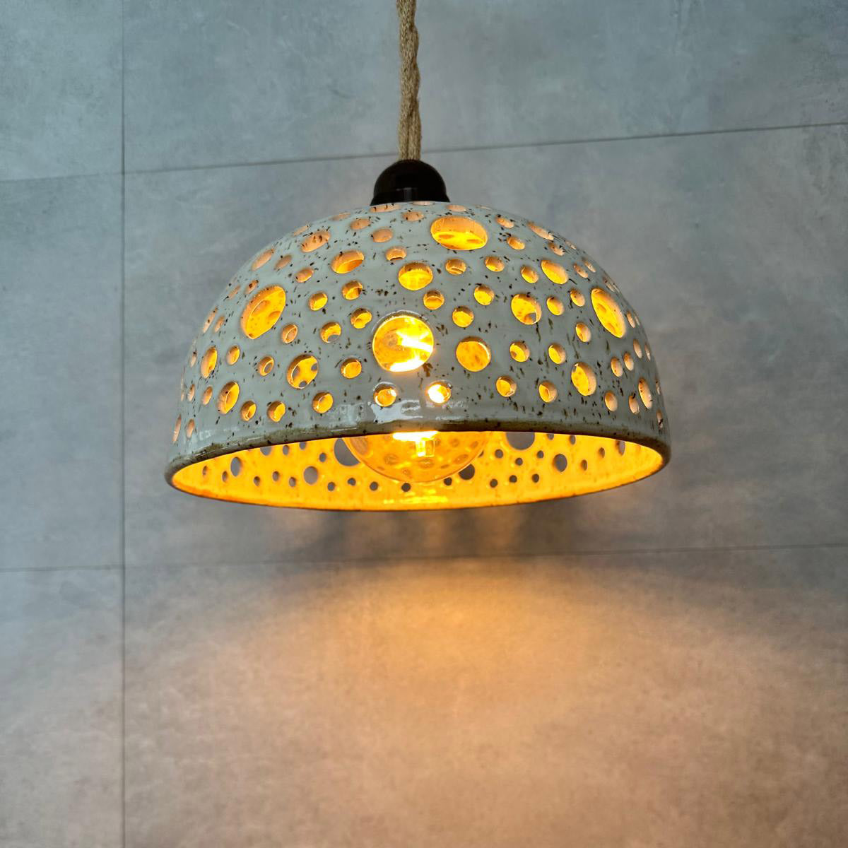 BOHEMIAN White Loch-Lampe Ø 23 cm, H 14 cm, Keramikschirm mit Sternenmuster-Lichtspiel