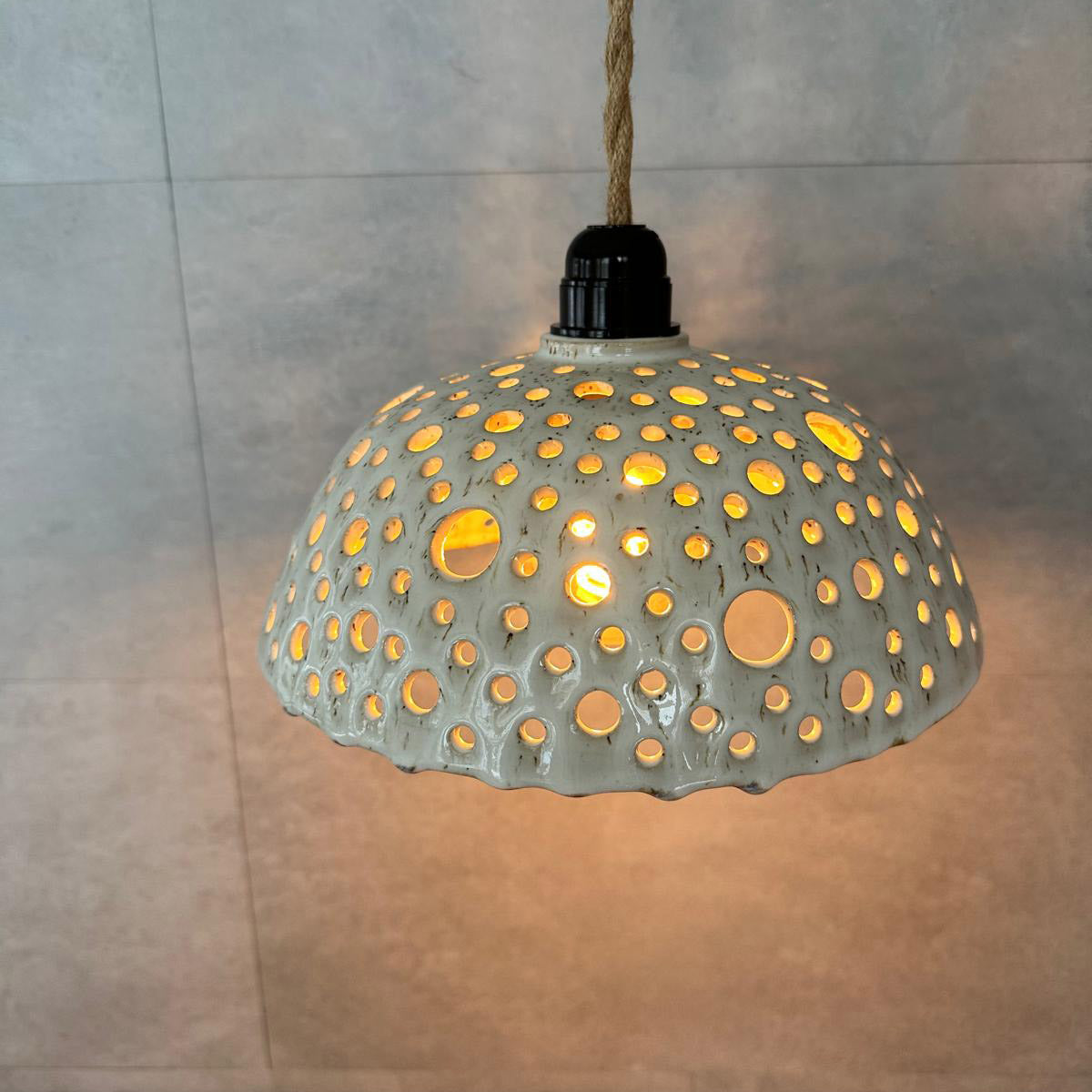 Keramik-Pendelleuchte BOHEMIAN White, handgebohrte Öffnungen, Ø 26 cm, warmes Musterlicht