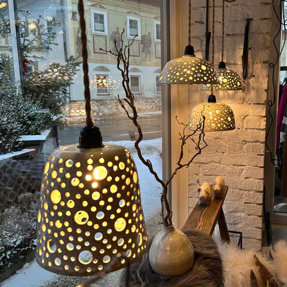 Keramikpendelleuchten mit Lochmuster in verschiedenen Größen, Weiße Glasur mit schwarzen Punkten im Ton