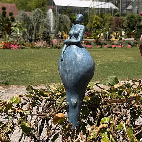 Keramikfigur in graublau, abstrakte weibliche Silhouette mit vor Körper verschränkten Armen