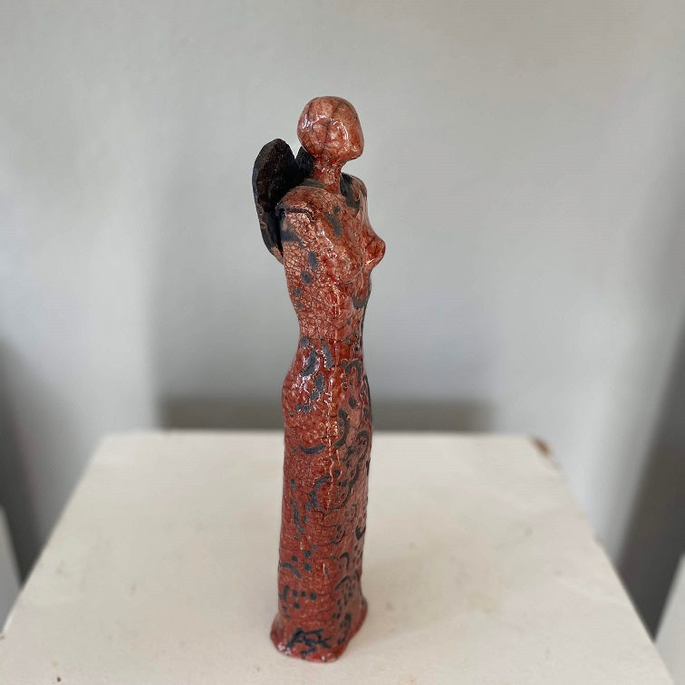Engel aus Keramik, rot, Rakukeramik, Rakubrand