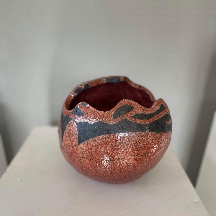 Kugelvase in rot mit schwarzen Mustern, Durchmesser 24 cm, Rakukeramik, Rakubrand
