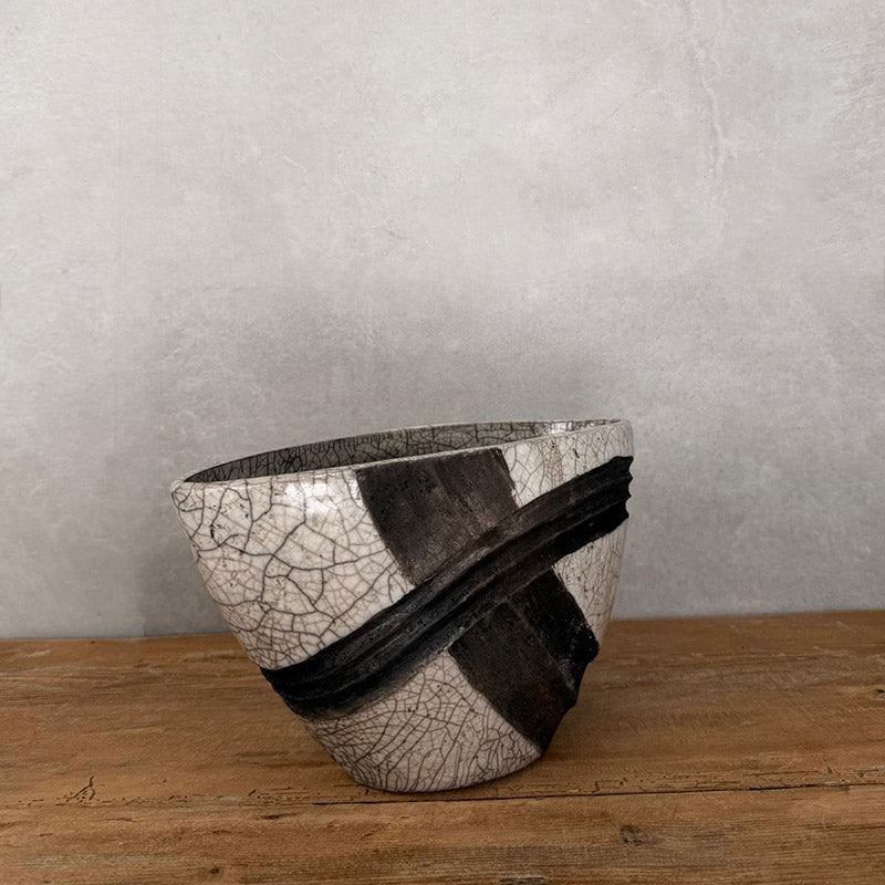 Raku-Vase, Unikat in Weiß mit schwarzem Rauchdekor - FRANZARTKERAMIK
