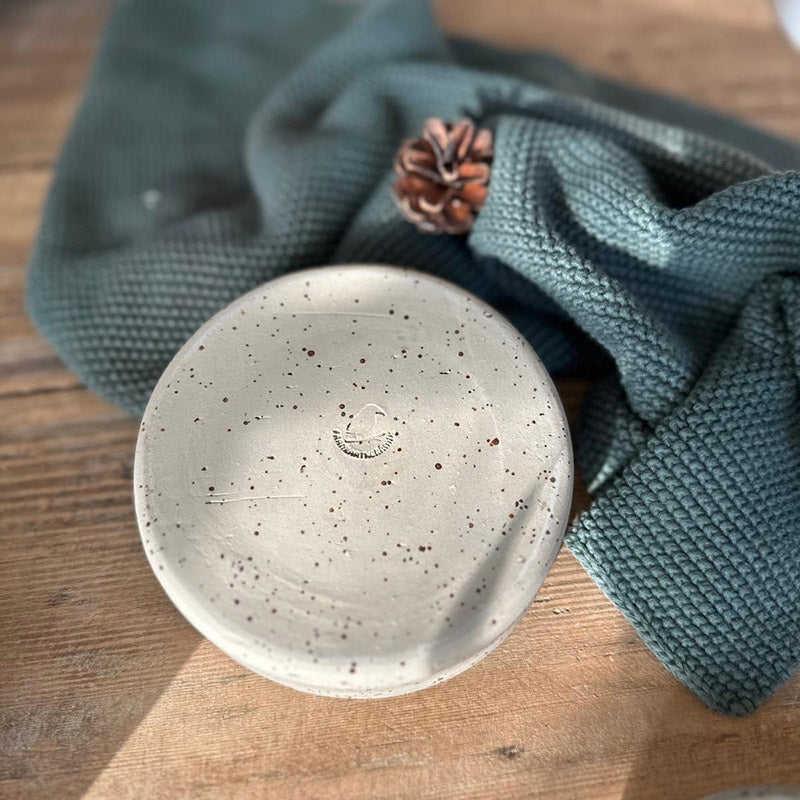 Obere Ansicht graue runde Seifenablage mit konzentrischen Rillen und Ablauflöchern, Ansicht von unten