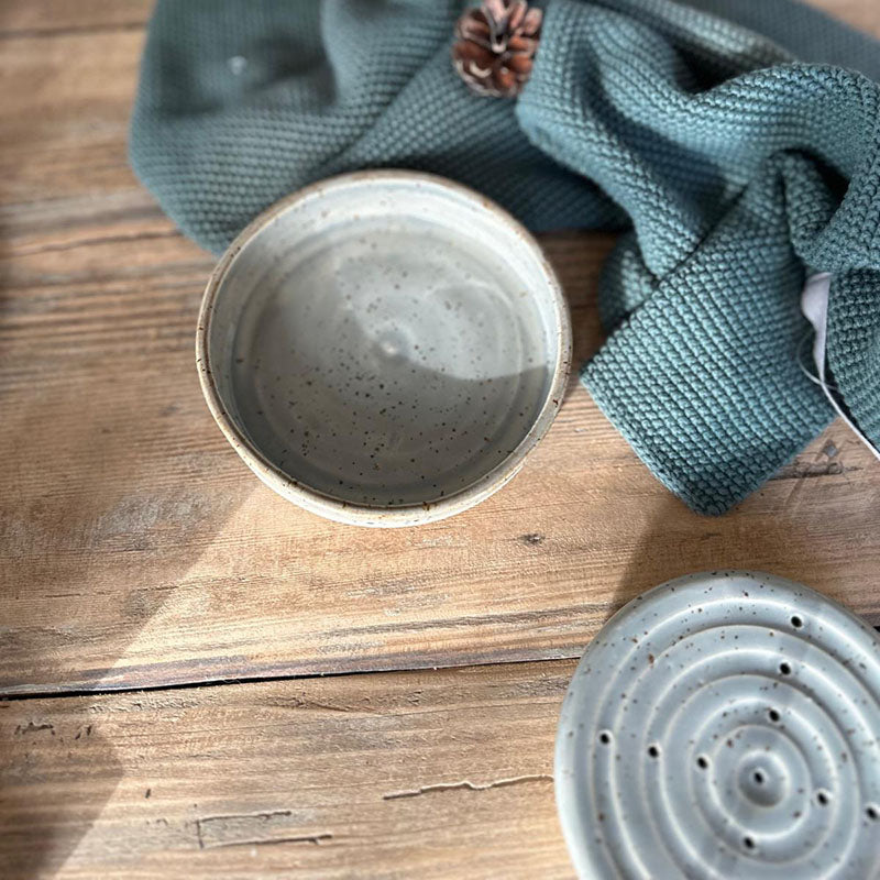 Steinzeug-Seifenschale in Grau, zweiteiliges Set mit Ablauf-System für feste Seife, die beiden Schalen liegen zur Ansicht nebeneinander