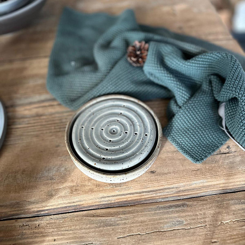 Zweiteilige graue Steinzeug-Seifenschale mit passender Unterschale und Lochmuster