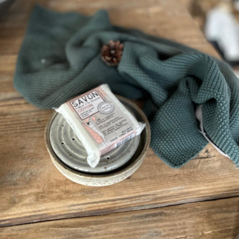 Obere Ansicht graue runde Seifenablage mit konzentrischen Rillen und Ablauflöchern mit Seife