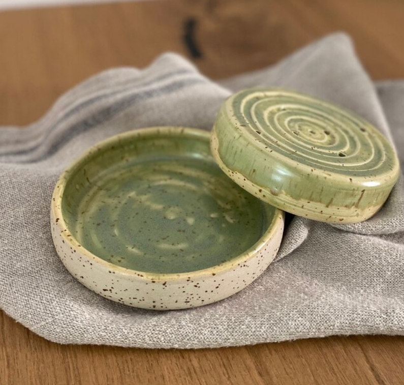 Runde Keramikseifenschale mit Unterschale, weißer Steinzeugton mit gruener Glasur.