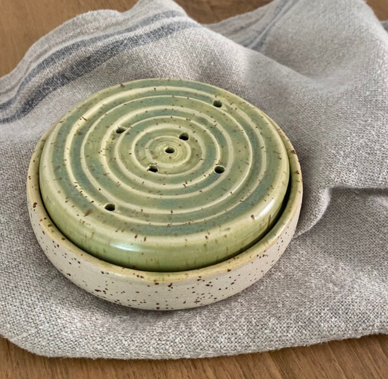 Runde Keramikseifenschale mit Unterschale, weißer Steinzeugton mit gruener Glasur.