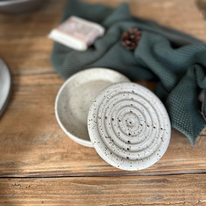 Zweiteilige weiße Steinzeug-Seifenschale mit Ablauflöchern, dekoriert mit Stoff und Seife