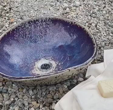 Keramikwaschbecken in der Farbe Chinarot, Bordüre auf der Außenseite, Durchmesser 42 cm