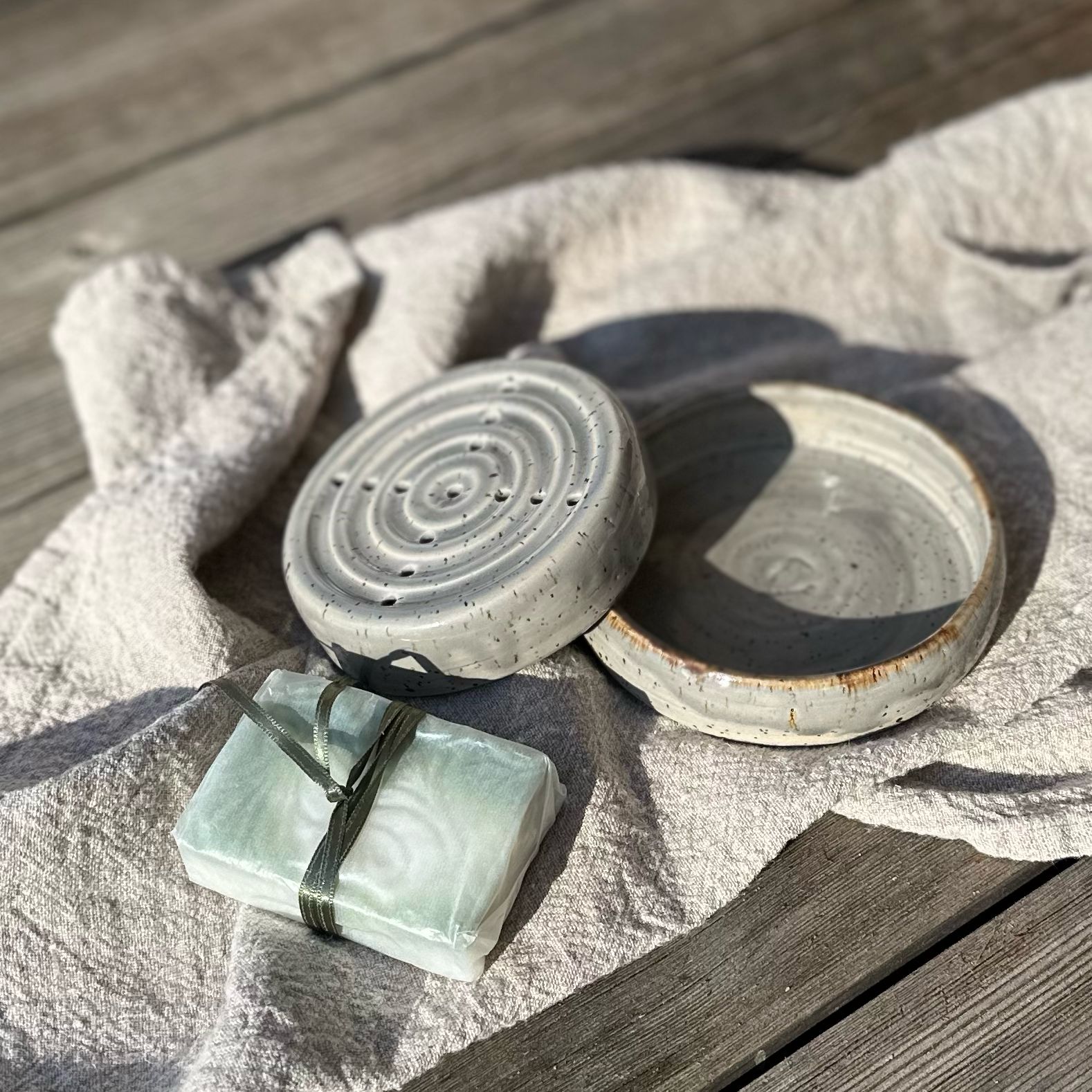 Runde Keramikseifenschale mit Unterschale, weißer Steinzeugton mit grauer Glasur.